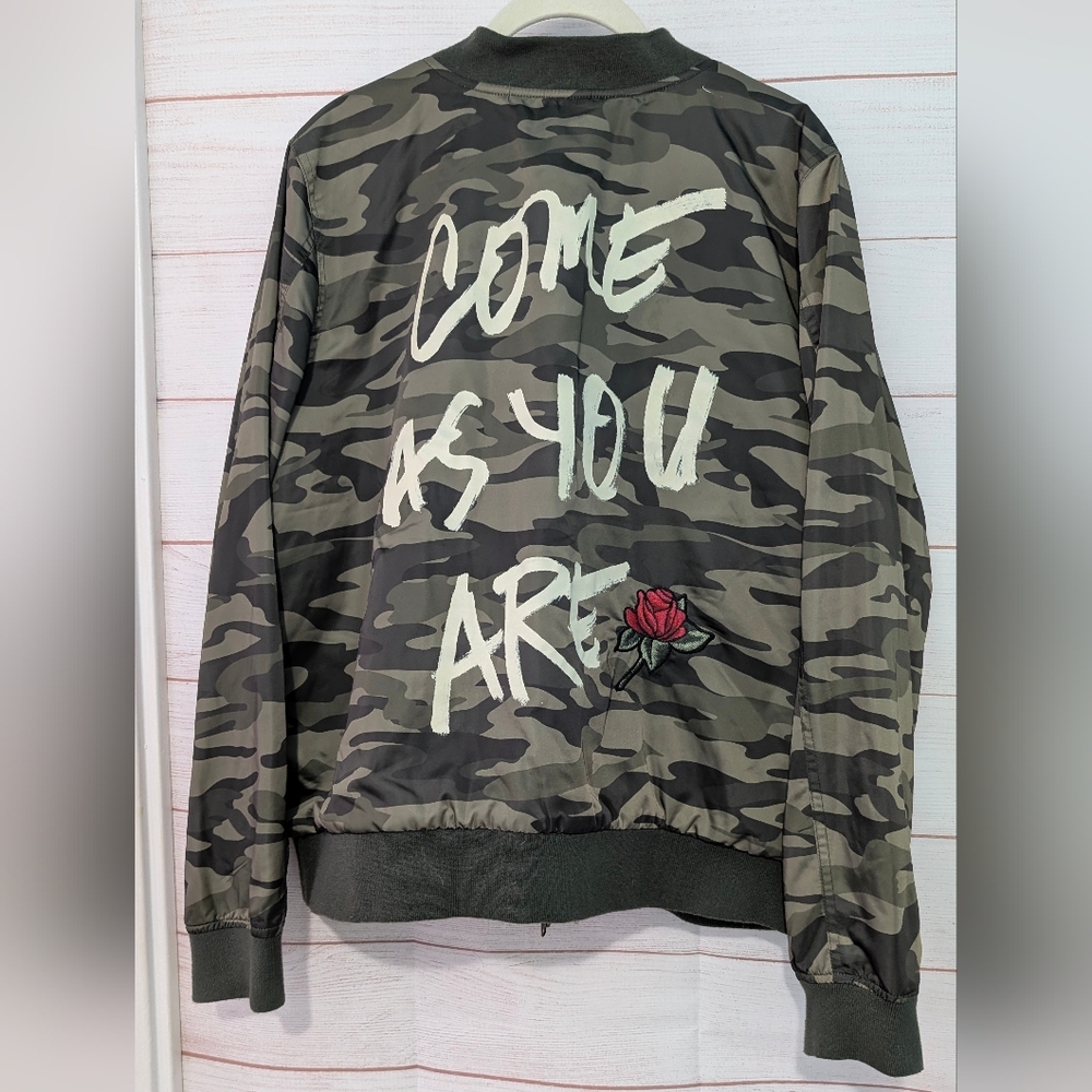 EUC Torrid  Camouflage Embroidered Bomber Style Jacket Size 1X - Picture 3 of 8